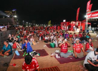 Паттайя начала новогодние празднования с показа на пляже матча «Ливерпуль» — «Вулверхэмптон» и появления Стива Макманамана.