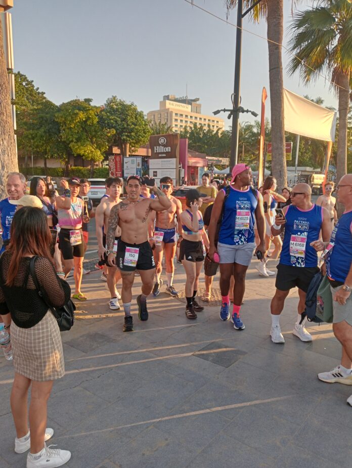 Тысячи бегунов освещают Паттайский пляж на 9-й Международной бикини-гонке на пляже 2025