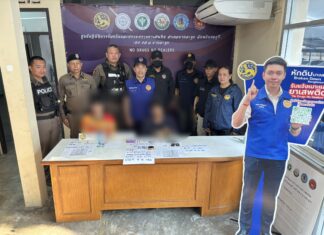 Władze Banglamung i policja aresztowały dwóch handlarzy narkotyków po otrzymaniu sygnału od grupy z uszkodzonej linii Banglamung