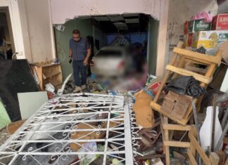 Auto durchbricht Hauswand in Pattaya, Hausbesitzerin unter Badezimmertrümmern eingeschlossen und schwer verletzt