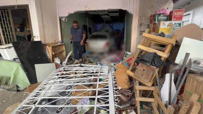 Автомобиль протаранил стену дома в Паттайе, заблокировав владельца в ванной под обломками с серьезными травмами