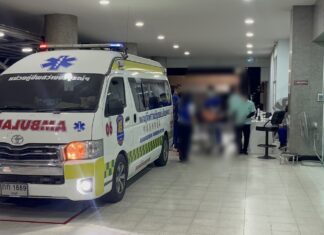 Jugendbande eröffnet Feuer in Pattaya, junger 7-Eleven-Mitarbeiter von verirrter Kugel getroffen, Auto beschädigt, Polizei leitet Fahndung ein