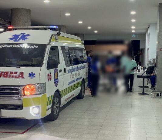 Un gang d'adolescents ouvre le feu à Pattaya ; un jeune employé de 7-Eleven est touché par une balle perdue, sa voiture est endommagée, la police lance une chasse à l'homme.