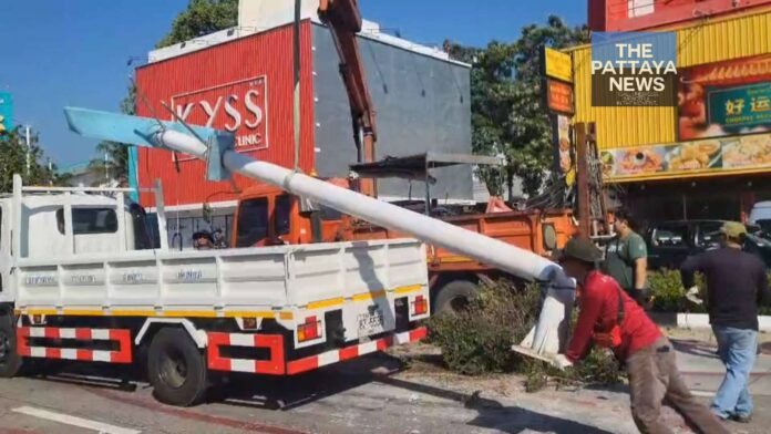 Водитель пикапа врезался в столб в Северной Паттайе, столб упал на встречный мотоцикл; сообщается о множественных травмах