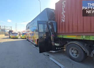 В городе Шри-Рача автобус с рабочими фабрики из Мьянмы врезался в припаркованный грузовик, пострадали более 10 человек.