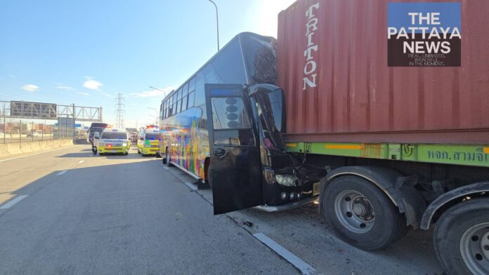 Автобус с рабочими из Мьянмы врезался в припаркованный трейлер в Сри Рача, более 10 человек пострадали