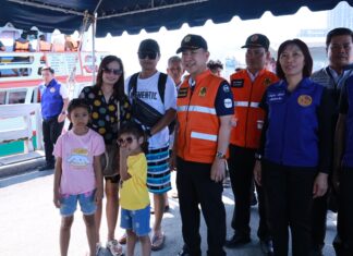 Chonburin kuvernööri tarkastaa uudenvuoden turvallisuustarkastuspisteitä ja kehottaa käyttämään pelastusliivejä Koh Larnin matkoilla