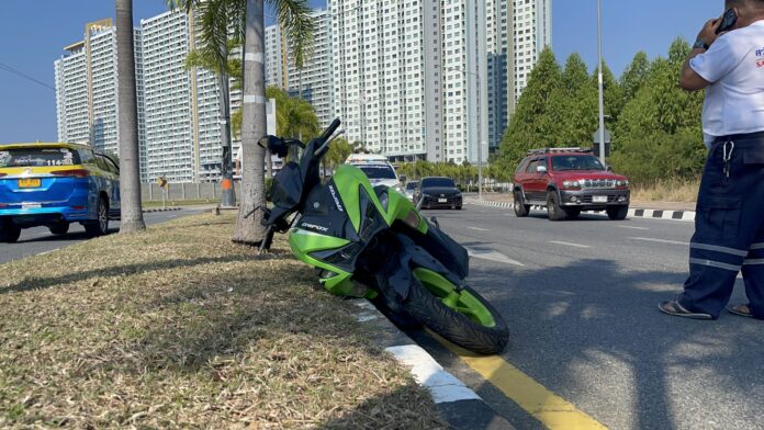 Один российский турист погиб, второй получил травмы в результате аварии на мотоцикле на высокой скорости в Новый год на известном повороте на второй дороге Джомтьен