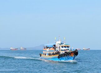Turistit palaavat Koh Si Changilta uudenvuoden lomien lähestyessä loppuaan