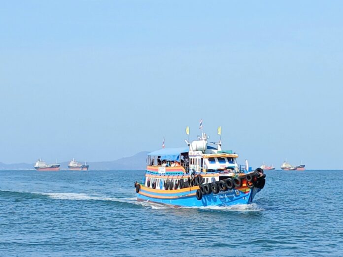 Туристы возвращаются с Koh Si Chang по мере приближения конца новогодних праздников