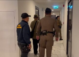 Полиция Паттайи спасла 18-летнего тайца от предполагаемой китайской банды, связанной с мошенничеством с банковскими счетами для подставных лиц.