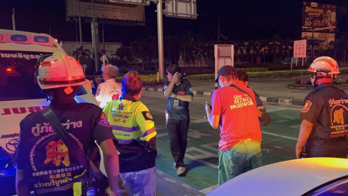 Видеонаблюдение зафиксировало, как пьяный мотоциклист проехал на красный свет и столкнулся с 18-колесным грузовиком в Паттайе