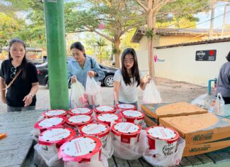 Frivillige arrangerer middag for vanskeligstilte barn på Baan Kruja Shelter i Banglamung