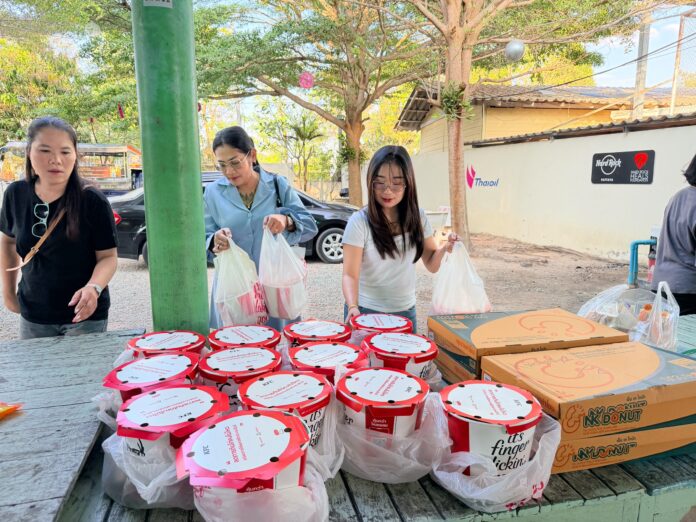 Волонтеры устроили ужин для малообеспеченных детей в приюте Baan Kruja в Banglamung