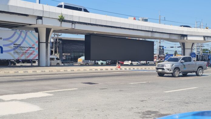 Воры перерезали кабели питания нового гигантского LED-экрана в Паттайе, ослабив усилия по продвижению туризма