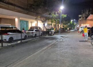 Järkyttävä tappelu puhkesi Pattayan poliisiaseman vieressä olevalla kujalla