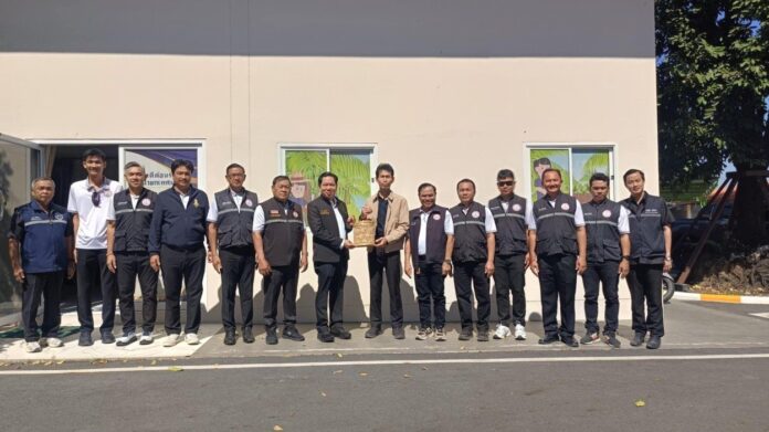 Мэр Нонг Пла Лай посещает Такхиан Тиа для новогодних поздравлений и укрепления местных связей