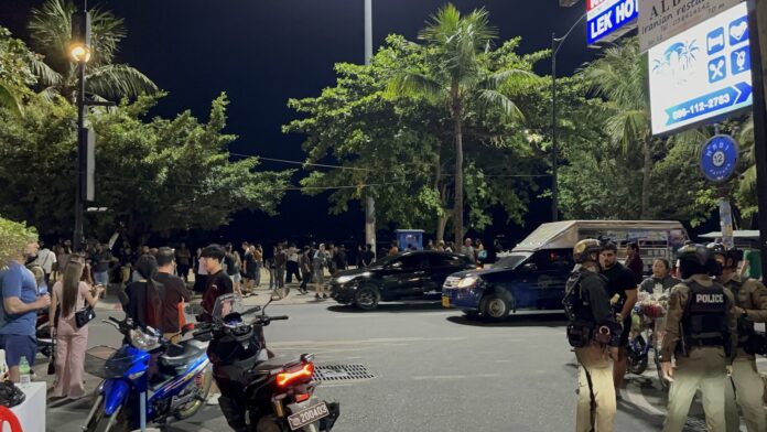 Женщина была изрезана на глазах у десятков туристов на пляже Паттайя в драке с другой тайкой