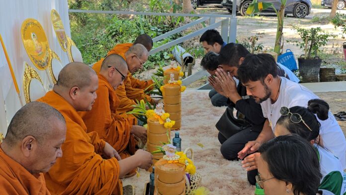 Thay Suan Slow Bar And Cafe официально открылся с традиционной церемонией благословения в районе Паттайи
