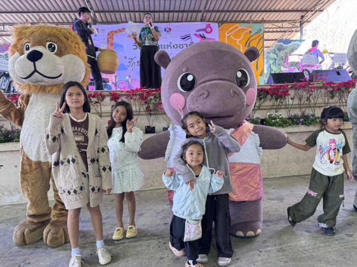 Зоопарк Khao Kheow Open Zoo проводит потрясающее празднование Национального дня детей в Чонбури