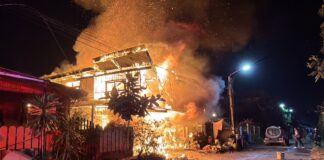 Coppia di anziani, entrambi di 78 anni, scappa da un devastante incendio scoppiato a mezzanotte a Pattaya