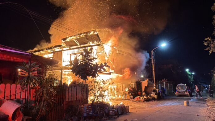 Пожилая пара, обоим 78 лет, спаслась от разрушительного ночного пожара в доме в Паттайе