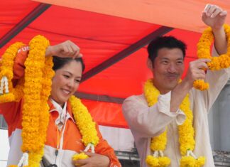 Thanathorn Juangroongruangkit fa campagna elettorale a Pattaya, presentando le prossime elezioni come una scelta cruciale per il futuro della Thailandia