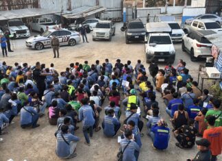 La polizia dell'immigrazione di Chonburi ispeziona un grande campo di operai edili a Pattaya