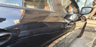 Vrouw dringt er bij de autoriteiten op aan het probleem van de dakloosheid aan te pakken na vandalisme aan haar auto in de omgeving van Pattaya.