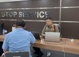 Conductor de autobús denuncia a la policía tras presunta agresión brutal por parte de un conductor de miniván en el norte de Pattaya.