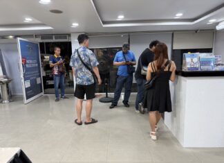 Turista coreano afirma que una mujer transgénero le robó la cartera en un autobús Baht de Pattaya