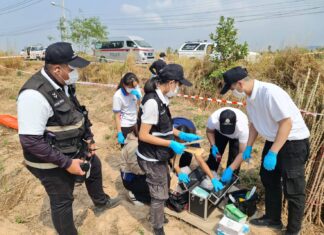 Tunnistamaton keski-ikäinen mies löydettiin kuolleena ojasta Huai Yaissa pelkissä alusvaatteissa.