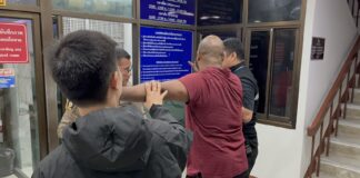 Beruset amerikansk turist arrestert etter å ha hærverk på Pattaya kommunebetjents kjøretøy på Soi 6