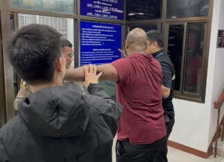 Turista estadounidense borracho arrestado tras vandalizar el vehículo de un agente municipal de Pattaya en Soi 6