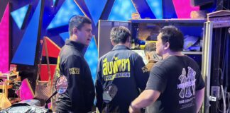 Pattayan poliisi tarkastaa agogoja Walking Streetillä, eikä löydä laitonta toimintaa