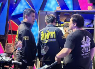 Pattaya-polisen inspekterar Agogos på Walking Street, men hittar inga olagliga aktiviteter