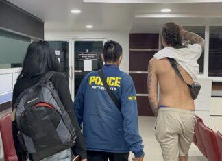 Policja w Pattayi aresztowała 61-letnią kobietę i 34-letniego Brytyjczyka za rzekomy akt nieprzyzwoitości na plaży w Pattayi naprzeciwko komisariatu policji
