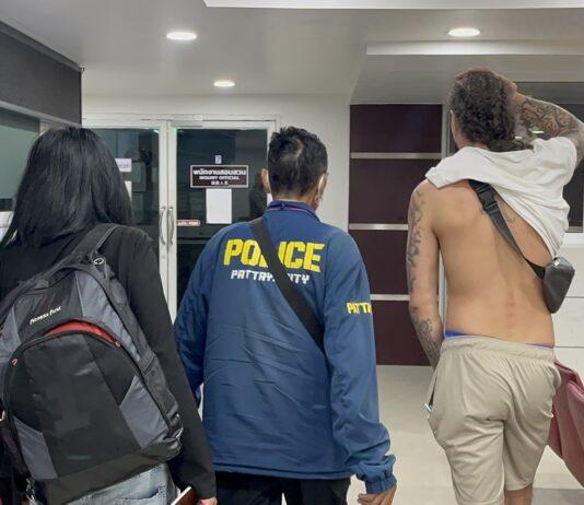 De politie van Pattaya heeft een 61-jarige vrouw en een 34-jarige Britse man gearresteerd wegens vermeende onzedelijke handelingen op het strand van Pattaya tegenover het politiebureau.