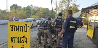 Tidligere thailandsk verdensmester i fluevektboksing, Amnat Ruenroeng, arrestert av politiet i Sri Racha etter klager fra beboere om ulovlig adgang og forstyrrelser.