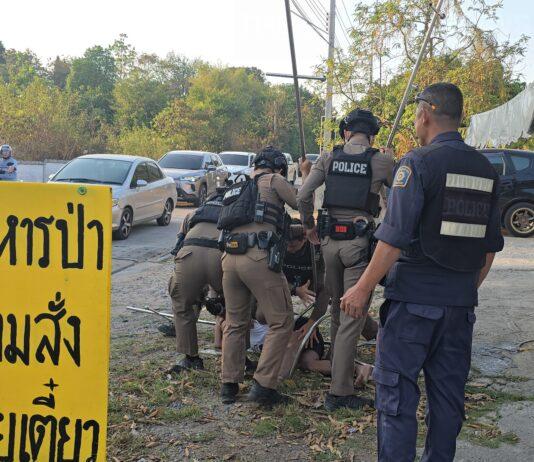 Voormalig Thais wereldkampioen vliegewicht boksen Amnat Ruenroeng aangehouden door de politie in Sri Racha na klachten van omwonenden over huisvredebreuk en overlast.