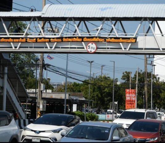 스리 라차에 게시된 정치 현수막이 논란을 불러일으켰습니다