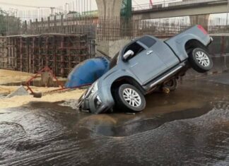 L'effondrement de la chaussée sur Rama II à Samut Sakhon provoque de graves perturbations de la circulation.