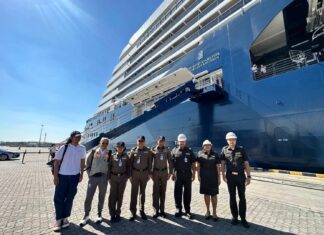 Luksussuperjahti Luminara laituroi Laem Chabangin satamassa