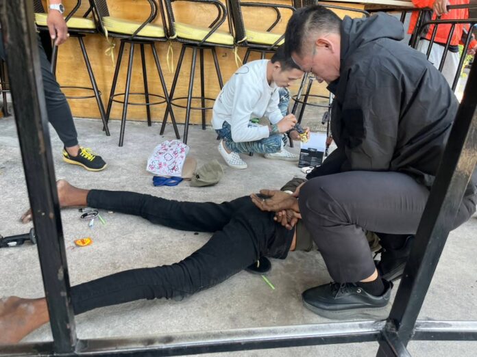 Власти Паттайи арестовали человека, употребляющего наркотики на публике на Бич Роуд