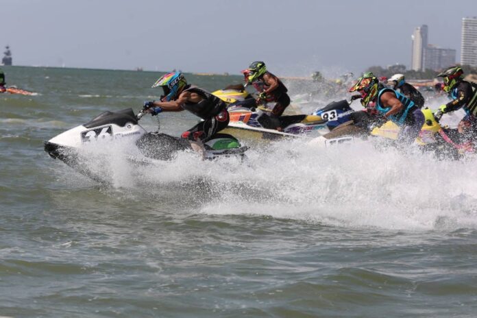 Паттайя проводит ежегодное местное соревнование по гидроциклам и скоростным лодкам на пляже Джомтьен
