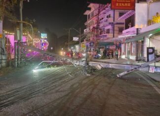 حادث تصادم سيارة في وقت متأخر من الليل يُلحق أضراراً بالعديد من أعمدة الإنارة وأعمدة الكهرباء بالقرب من مجمع سكني في باتايا