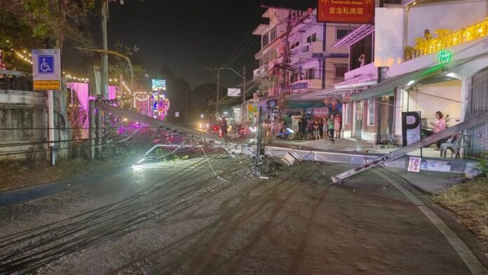 Ночное ДТП с участием внедорожника повредило несколько уличных фонарей возле кондоминиума в Паттайе
