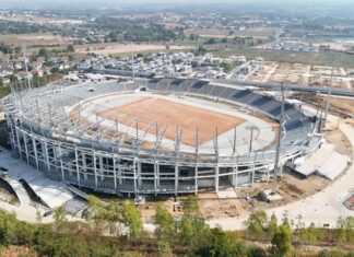 مدينة باتايا تُعلن عن آخر التطورات في ملعب كرة القدم البلدي: تم الانتهاء من المبنى الرئيسي، ولا يزال السقف يخضع لإعادة تصميم شاملة لضمان السلامة.