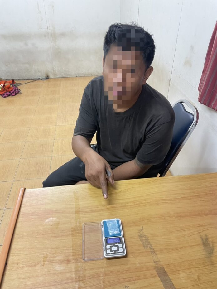 Водитель мотоциклетного такси в Паттайе арестован за владение наркотиками после вирусного видео с его неадекватным вождением