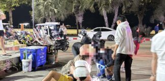 Turisti russi ubriachi litigano fuori da un minimarket di Pattaya, un amico perde i sensi a causa di un pugno involontario